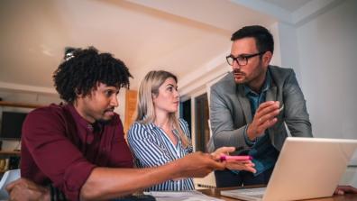 3 personnes devant un ordi