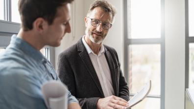 personnes qui regardent une feuille de papier