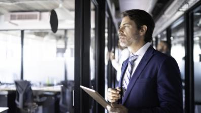 homme qui réfléchit avec une tablette