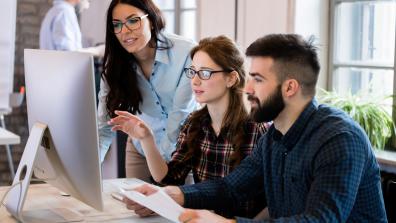 3 personnes au bureau