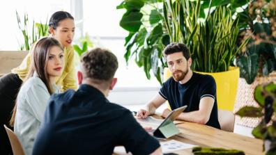 3 personnes autour d'une table 