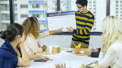 personnes autour d'un bureau