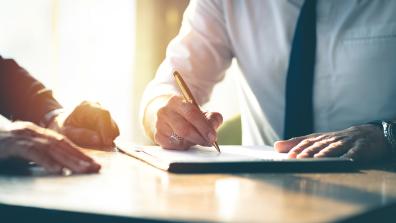 personne qui écrit un document